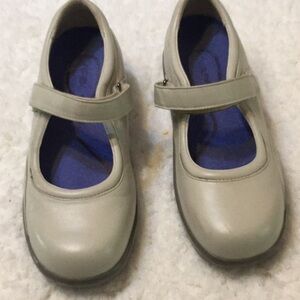 solid beige hook & loop mary jane shoes size 7.5